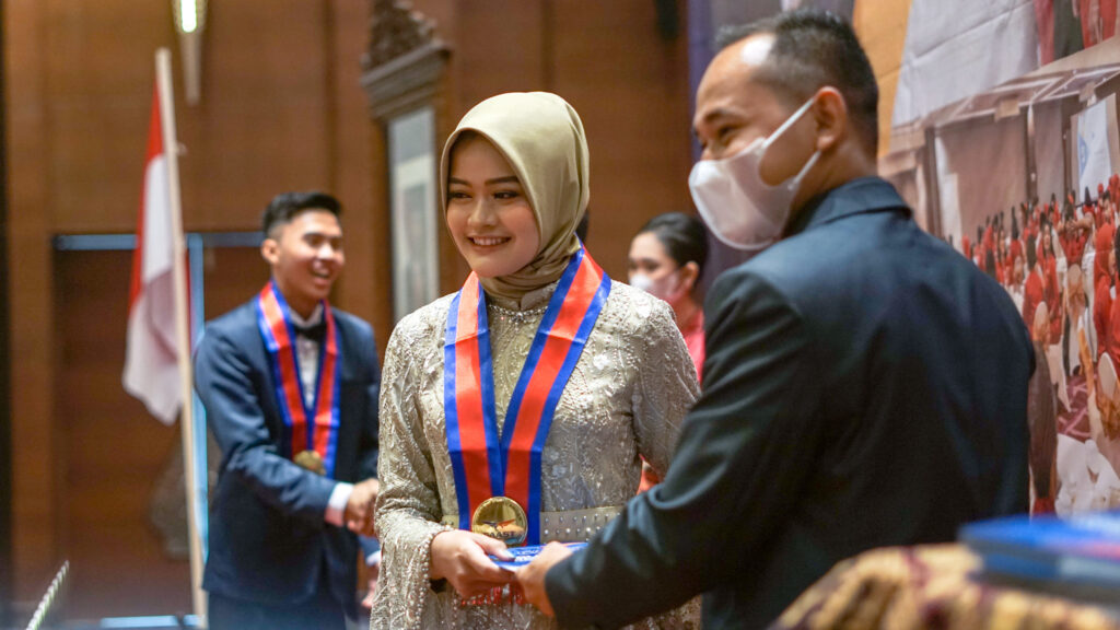 Apakah Jadi Pramugari Harus Kuliah?