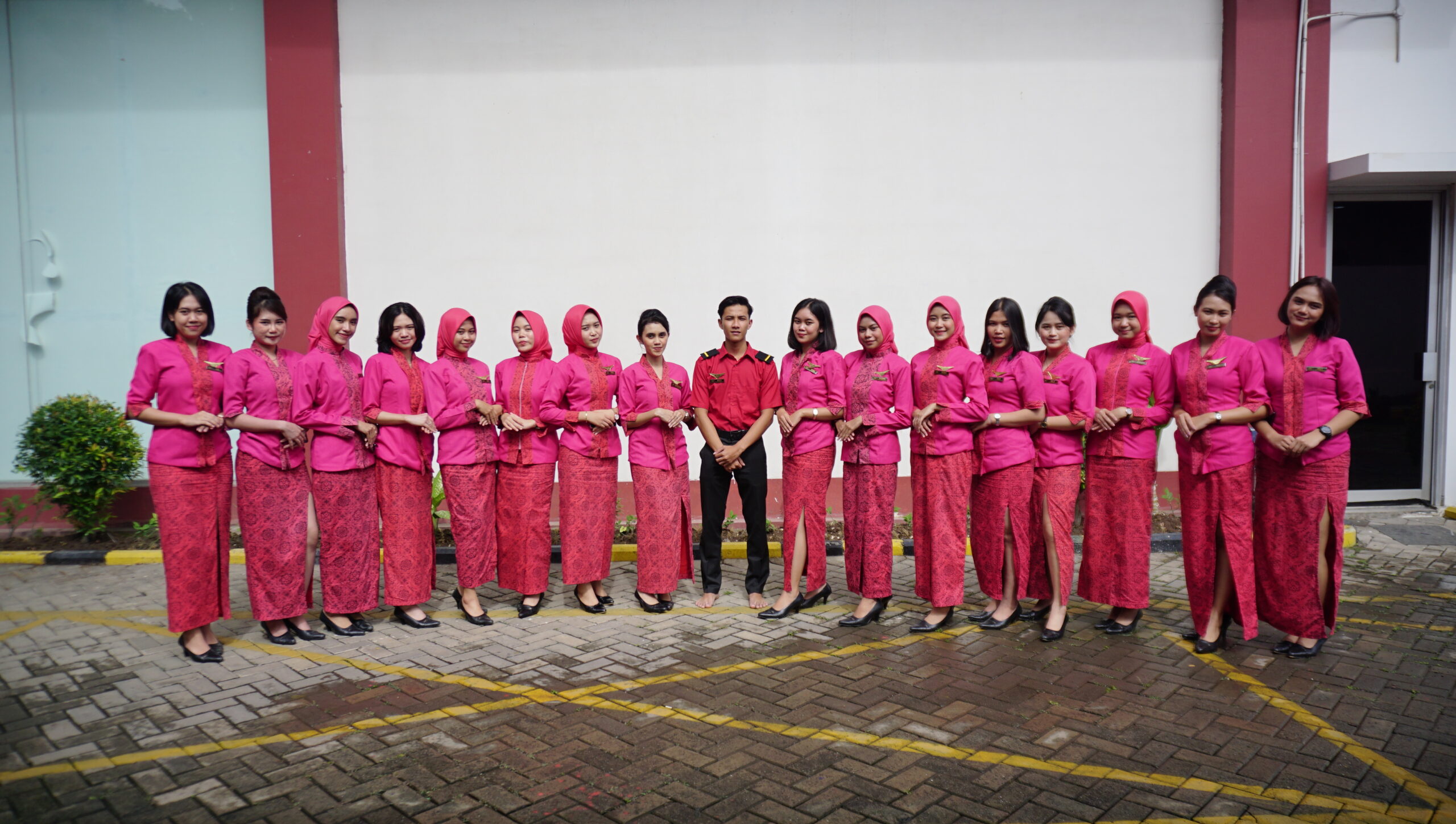 Can a short body of 155cm be a flight attendant??