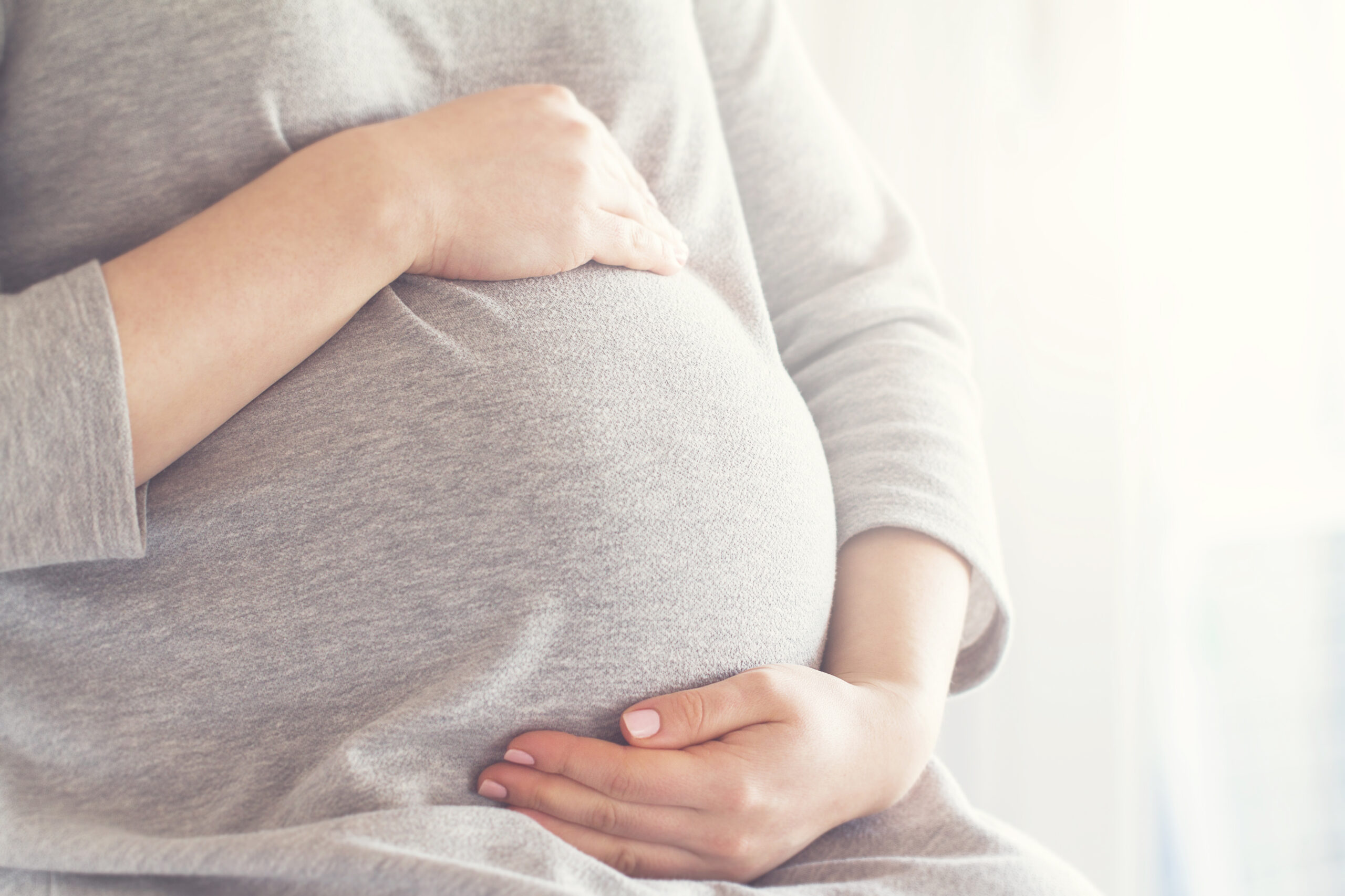 Is it permissible to be a flight attendant to have children while working?